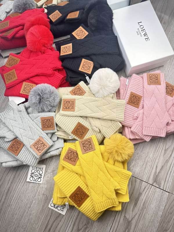 Loewe Scarf Hat Gloves hm02